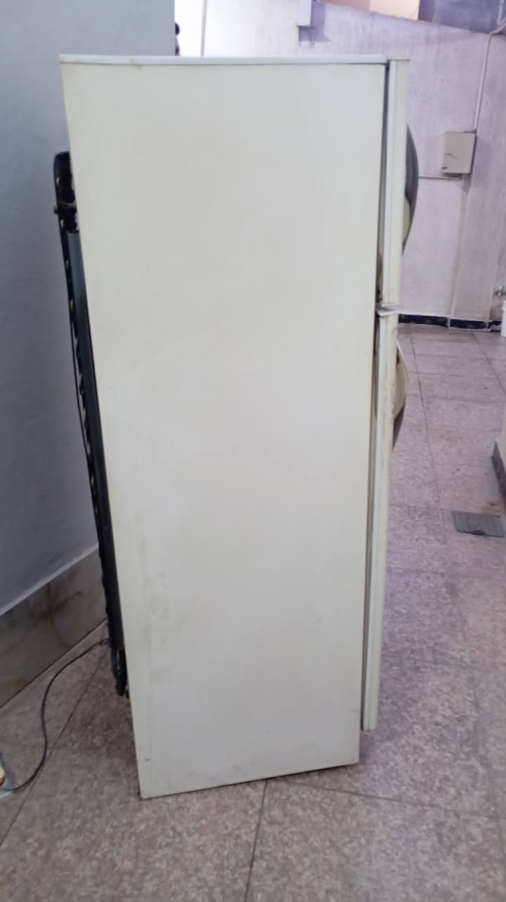 ثلاجه للبيع ما اعرف شنو نوعها شغاله وكلشي ما بيها ***********
