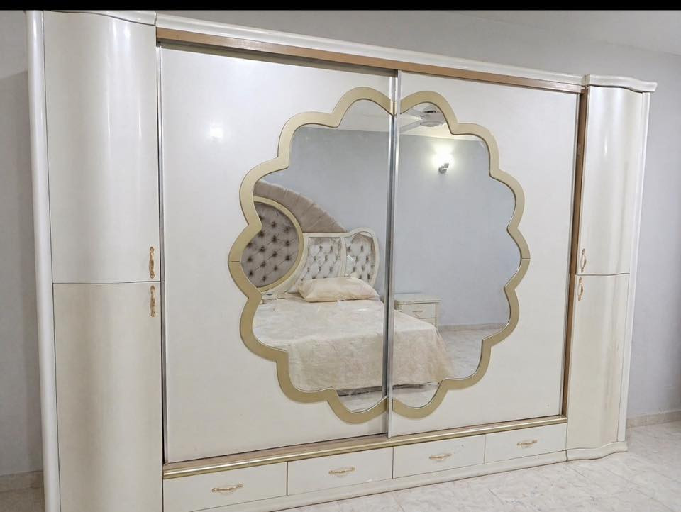 🌟 للبيع غرفة نوم مودرن بحالة ممتازة

تتكون من:
✅ كنتور /خزانة كبيرة بتصميم أنيق ومرايا وسطية
✅ ميز مع مرآة كبيرة
✅ جرابيه تصميم فاخر ومميز
✅ طابوريه 
✅ مجرات عدد 2 
الحالة:مستخدم
اللون: أوف وايت مع ذهبي ولمسات مخملية

📍الموقع: [النجف / مجمع الاميرات]
💰السعر: [1.700.000] قابل للتفاوض للجادين

للاستفسار والمراسلة /***********
