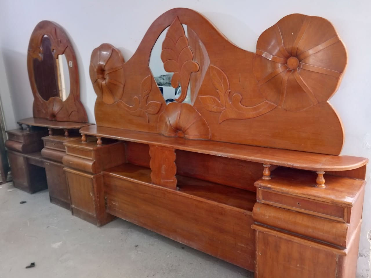 السلام عليكم ورحمة الله وبركاته نواعم غرفه للبيع وياهن دوشك سبرنك وفرشه جديده مفروشه  مرة وحده اللي يريد ياخذ قطعه وحده واللي يريدهن كلهن للاستفسار خاص أو اتصل على هذا الرقم ***********
