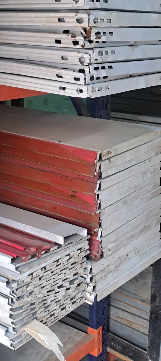 رفوف جداري ورفوف جانبي وسفينه 3 متر وغراض ملابس ورفوف خشب و رفوف ألمنيوم  ودكسنات رفوف مكاني بصرة ***********
