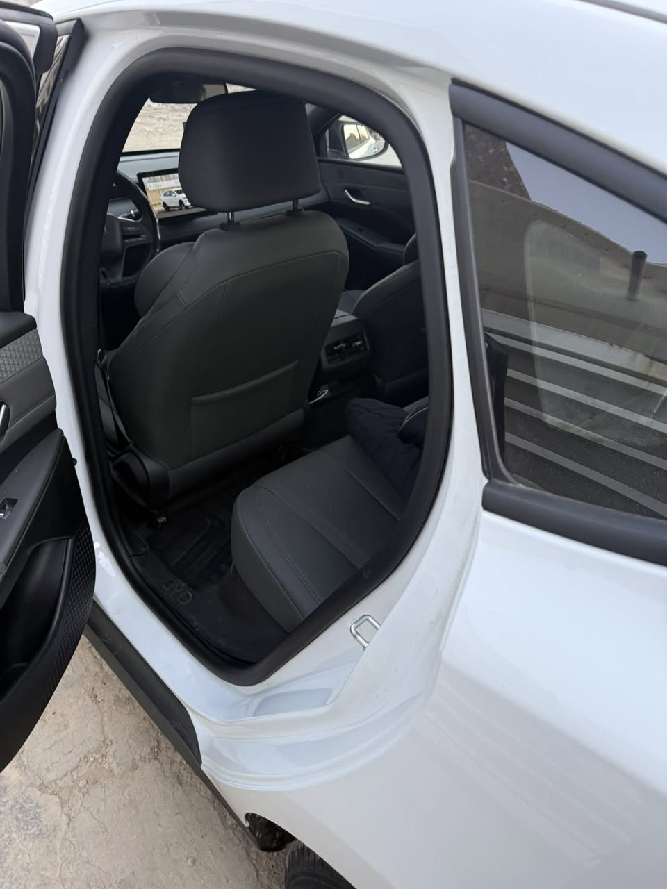 بي واي دي جن بلص  داخل رصاصي سياره جاهزه من كلشي أرضيات  اني شاد الها السياره جاي بدون أرضيات سكوب على المرايه طوس يدات وملحقاتها كامله ماشيه ٣٨٦٠ قابله لزياده رقم بغداد بااسمي تحويل ثاني السياره مكفوله من كلشي بحاله الزيرو. السياره ١٨٥٠٠ وبيها مجال بسيط ***********
