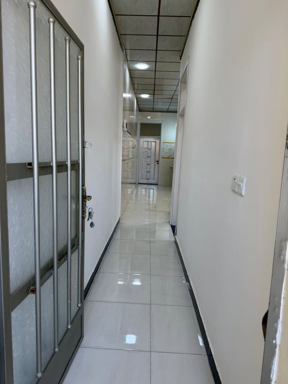 السلام عليكم
دار للبيع 
المساحة 100م طابقين
غرفتين نوم صالة مشتركة مطبخ صحيات
سند 25
كامل خدمات
العنوان ديالى بعقوبة تقاطع القدس دور الزراعة الثالثة
السعر 70 بي مجال بسيط
مراجعة مكتب جبل النور
او الاتصال***********
