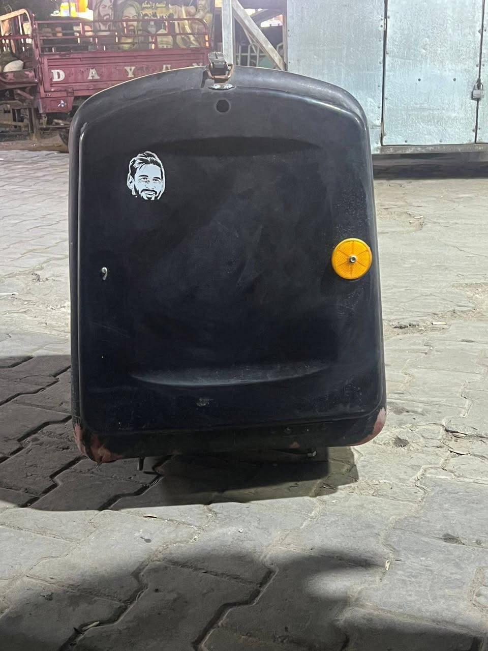 سلام عليكم بوكس للبيع جان احمر وصبغته وبي كسر من جوه كلشش قليل حته مامبين سعر 30وبيه مجال مكاني مدينه الصدر 

***********
