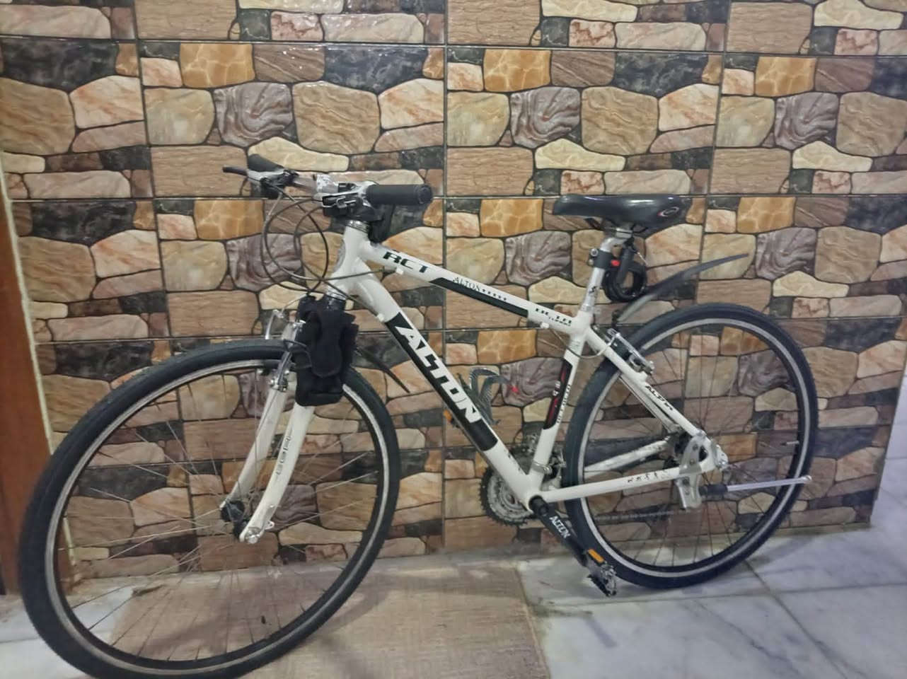 السلام عليكم كباتن🤩
دراجه ماركة Alton المعروفة
كوري المنشأ
نوع c700 
الدراجه نظافة ٩٥٪
الوياله طبقتين المنيوم خفيف جداً
بطيخات شيمانو 
تايرات + چوب جديد غير مستخدم
 حجم 35×700
الستيرن سل ستيل بلادي 
بدالات سحب دفع
بوري سرج و سرج بلادي مختوم التون
عدد السرعات 11 ...
 8 خلفي 3 امامي 
المكينه الخلفيه مكينه رود رياضيه (سريعه طيارة)
الزنجيل شيمانو اصلي
العگرب شيمانو اسيرا 
حجم الفريم M 
فريم الدراجه مختم كله التون
و مع الدراجه هدية 
٢ حقيبه صغيرة 
+ 
قاعدة مطارة
+
قفل 
فقط الدبل يحتاج صيانه
السعر ٢٥٠ الف
للأستفسار واتساب او رصيد +964 770 726 2724
