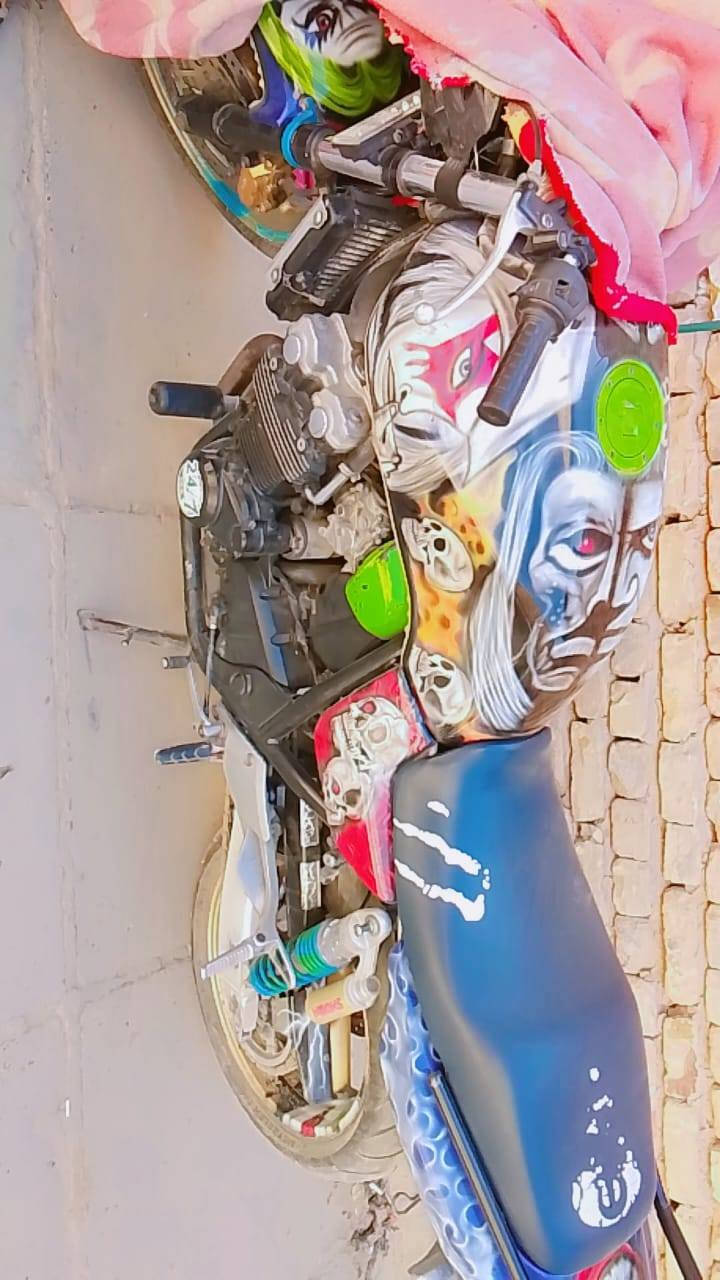 سلام عليكم  للبيع بطح سيبي فور جيل ثاني محرك 400 الدراجه نضيفه بمعنه الكلمه قبل فتره نكلبت بيها وهسه عرضتها للبيع الضرر بس التانكي بل صفحه ولباقي كله كفاله مكان دوانيه الستفسار خاص ورقم ***********
