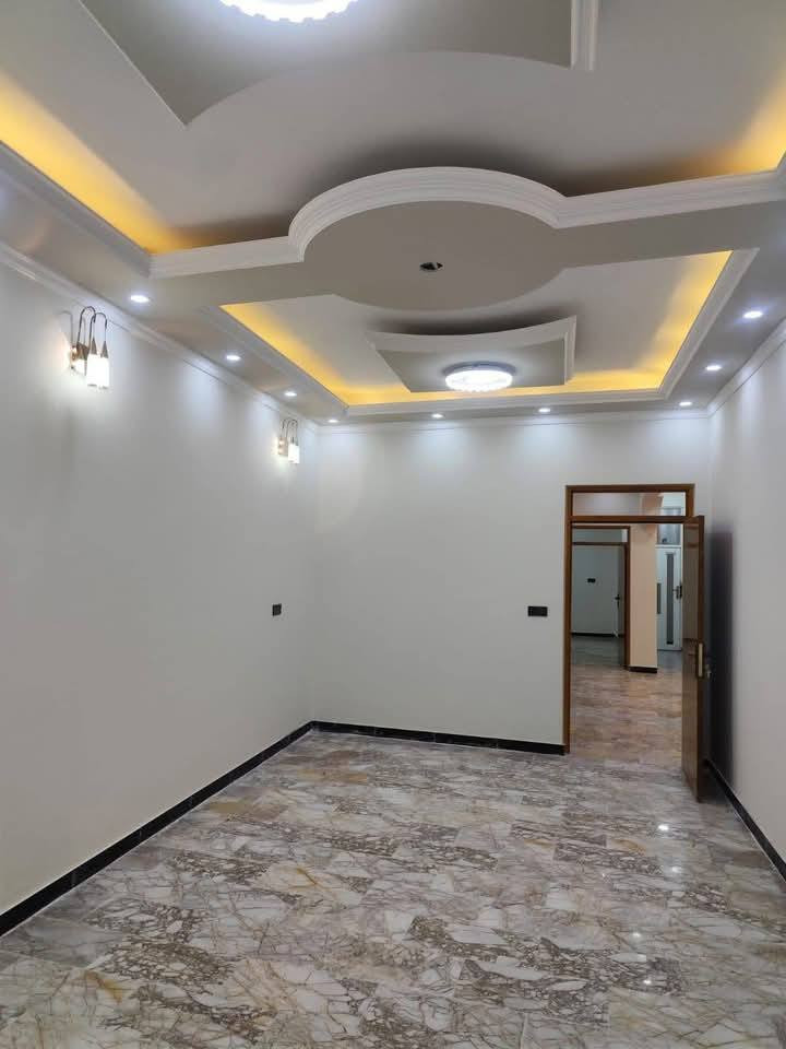 بيت للبيع زراعي مساحه 200متر بناء طابوق درجه أولا طابقين يتكون غرفه نوم اربعه 4 صالتين ومطبخ واستقبال وطارمه وصحيات داخليه وخارجيه المنطقه مخدومه كهرباء مجاري ماء السعر 125 علما مشمول بطابو بي وصل تمليك الناصريه لاسكان الصناعي دور سيد حمزه للستفسار ***********
