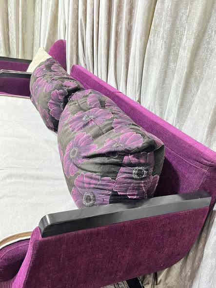 سلام عليكم تركي ٨ مقعد ثقيل ثقيل بدون اي ضرر قطعتين مع كراسي عدد ٢ فقط سحاب احد المخدات محتاج تبديل حي  سعر ٣٠٠ الف حي الإعلام
***********
