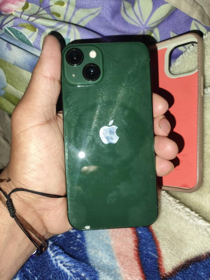 سلام عليكم شباب جهاز ١٣ عادي سعرة ٣٧٥ قفل شباب بدون عملة سبب البيع ماعرفلة اني جناي بوكو مكاني بغداد العبيدي واتساب ***********
