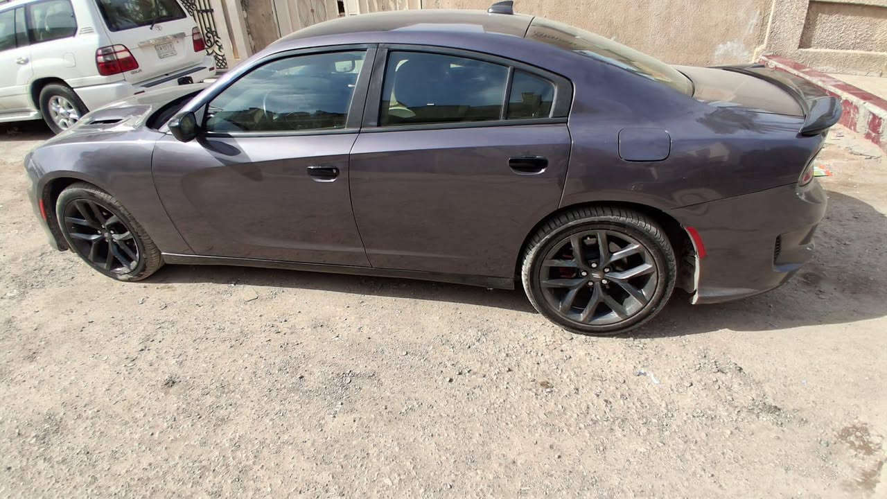 دوج جراجر sxTمصبوغه عام سياره مكفوله من العيب الشرعي أو الكص مكفوله شواصي ومحرك وكير  سعر 170بيها مجال بغداد رقم ***********
