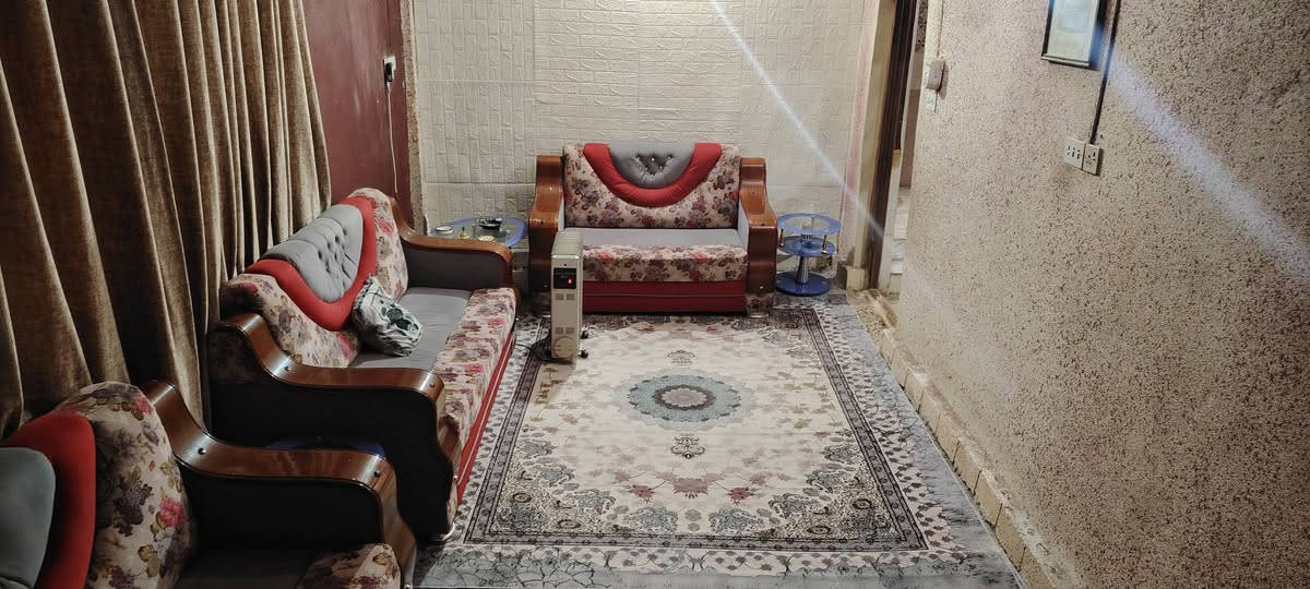 السلام عليكم بيت للبيع المساحة 135م بحي الجامع قرب المصفي القديم بيت ركن على شارعين طابقين الطابق الأول صالة وغرفة خطار وبطبخ حار وبارد وصحيات الطابق الثاني مكون من غرفة وصالة وصحيات و صطح مكان غرفة سعر خاص الاستفسار ***********
