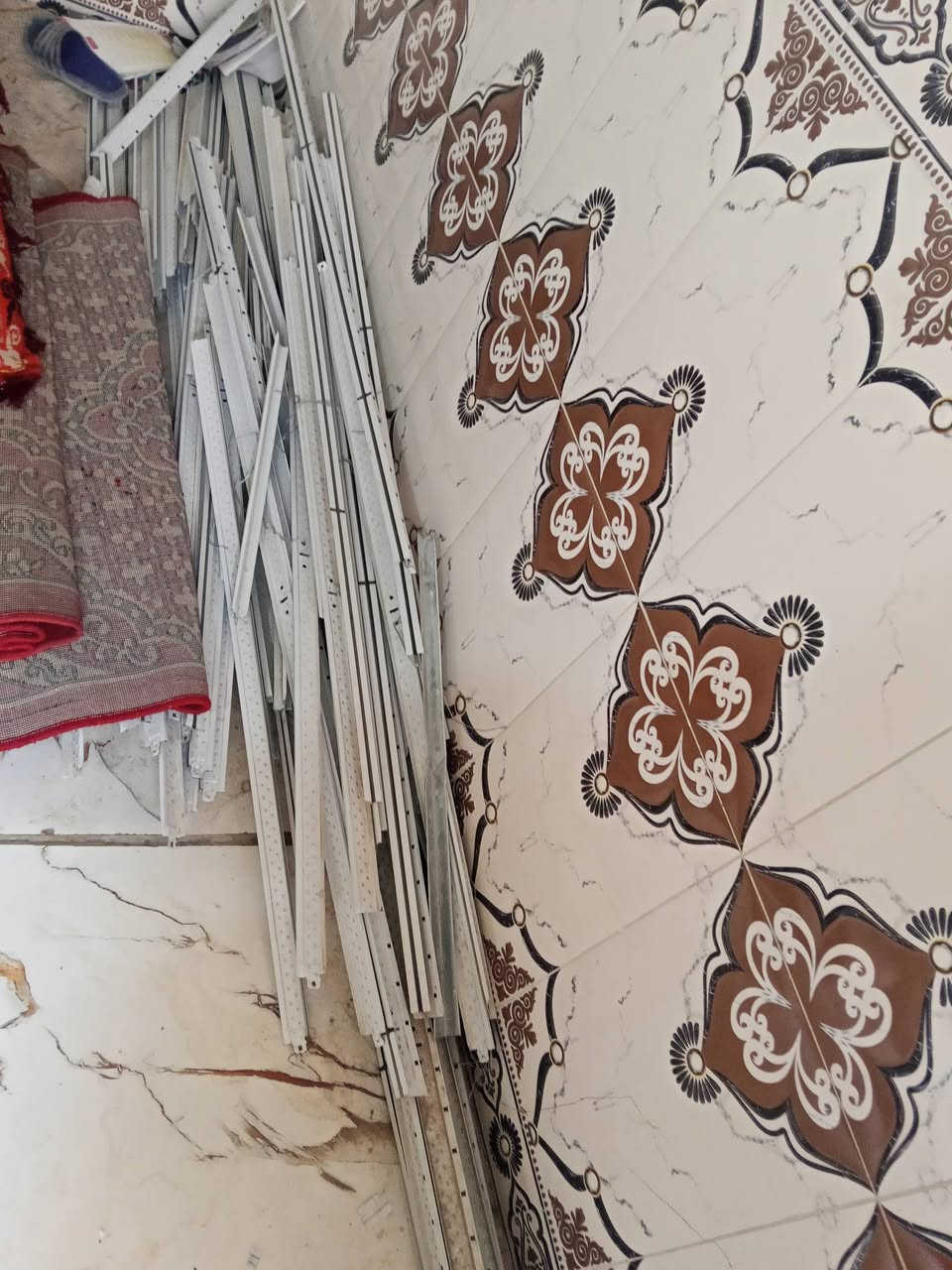 سقوف ثانويه مستعمله نضيفه للبيع بيهن 80قطعه أو اكثر سعر مناسب *********** بي واتساب مكان نجف
