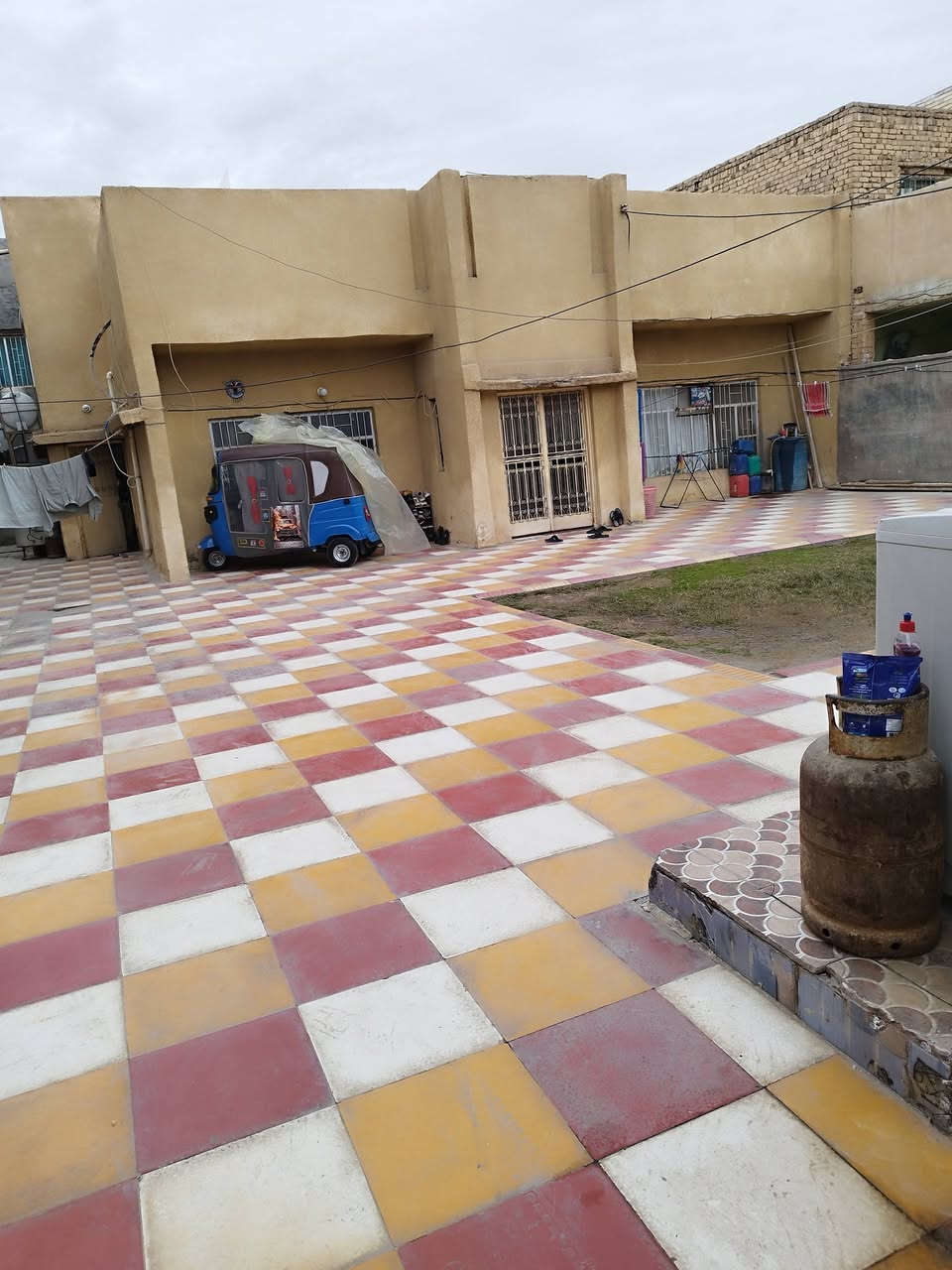 دار لبيع طابو صرف طابقين  مع محلات مساحه 375 واجه 15نزال 25
مكان جمعيه قرب مدرسه الحكيم ***********
