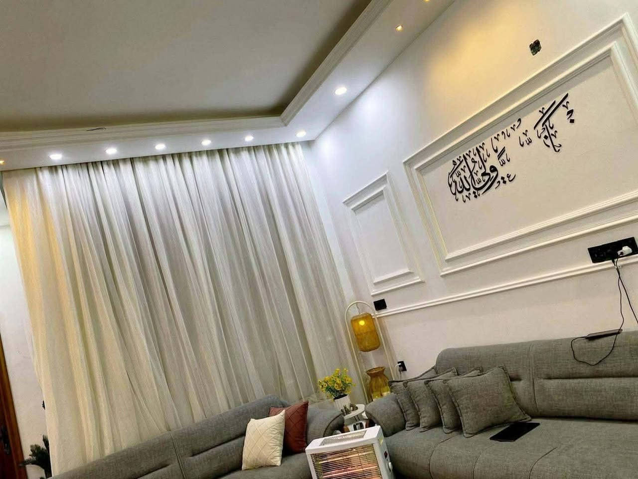السلام عليكم 
بيت طابو صرف للبيع ركن  مساحة ٢٠٦م 
مجمع البيادر البناء شخصي بالكامل سنه بناء 2024
غرفتين وصالة ومطبخ وبراني وصحيات داخليه وخارجيه 
مطلوب للمصرف 50 مليون تسديد بشهر  266 ألف 
وبيد صاحب العقار 105 قابل للتفاوض 
***********
