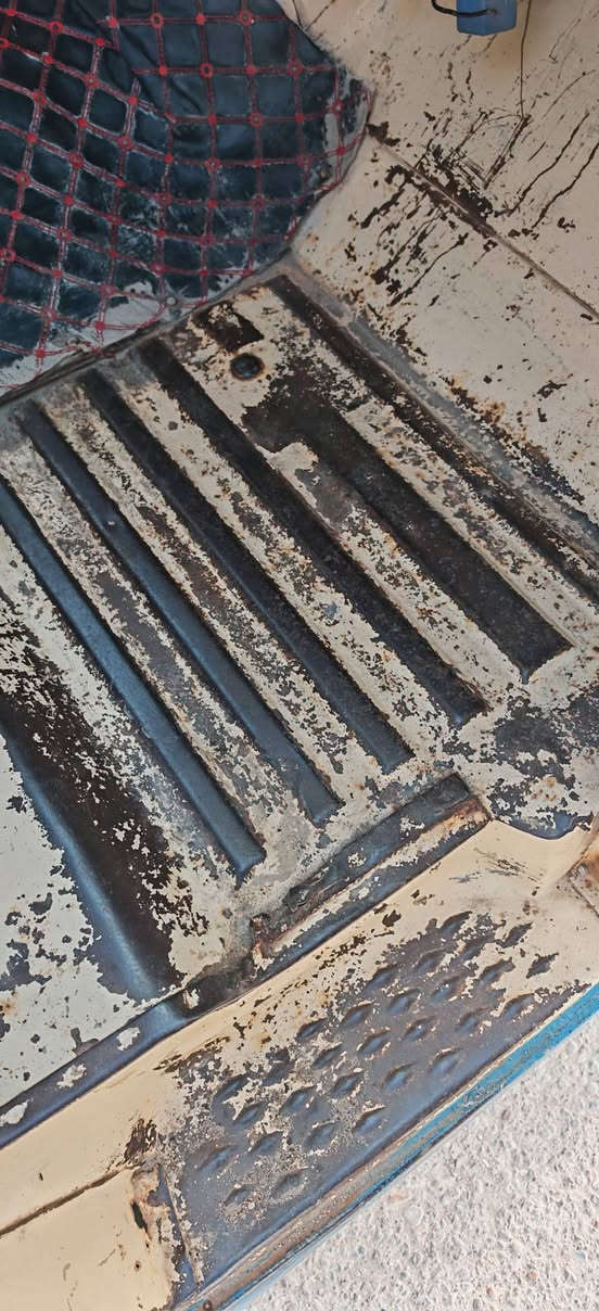 السلام عليكم السيارة للبيع فقط  
البدي موديل 88 حصيرتها بلادية مكفولة شاصيها دنگير  مكينة وكير مكفولات وتجي بالواقع تشوفها احلى من الصورة  الشراي يتصل  
رقم صاحب السيارة :***********
