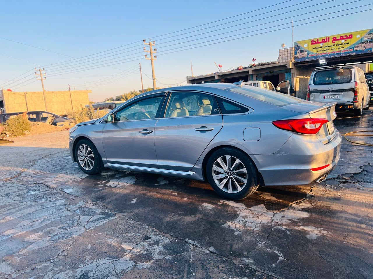 السلام عليكم للبيع  سوناتا 17 سبورت ورد امريكي صور الحادث موجوده السعر115 وبيه مجال الشراي يتصل على الرقم*********** رقم صاحب السياره مارد على الفيس
