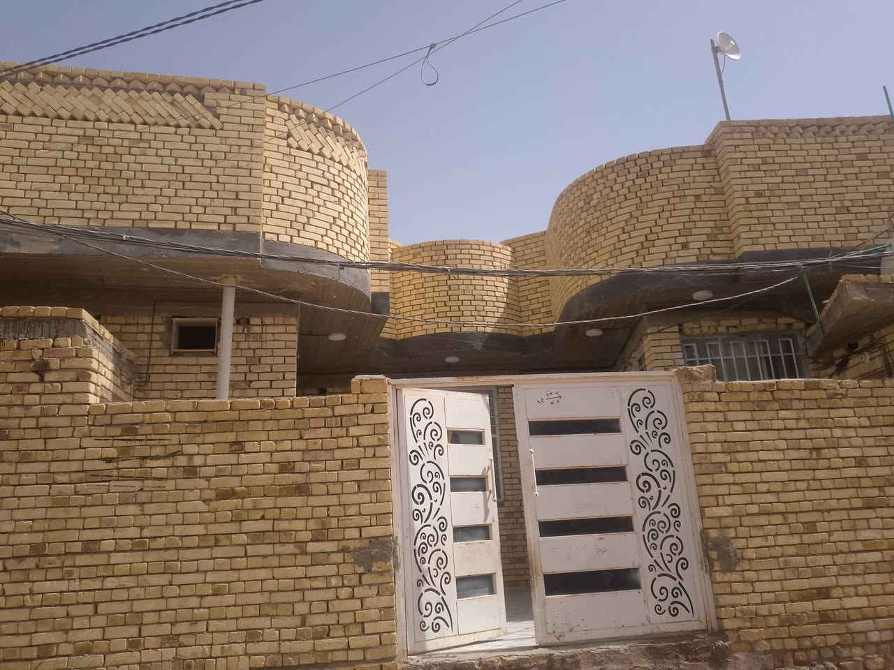 سلام عليكم بيت للبيع 3غرف نوم وصاله وديوانيه ومطبخ وصحيات ومنور المساحه 200م مربع بحاوي لعباس عله الشط جميع الخدمات متوفره الاستفسار عله الرقم ***********
