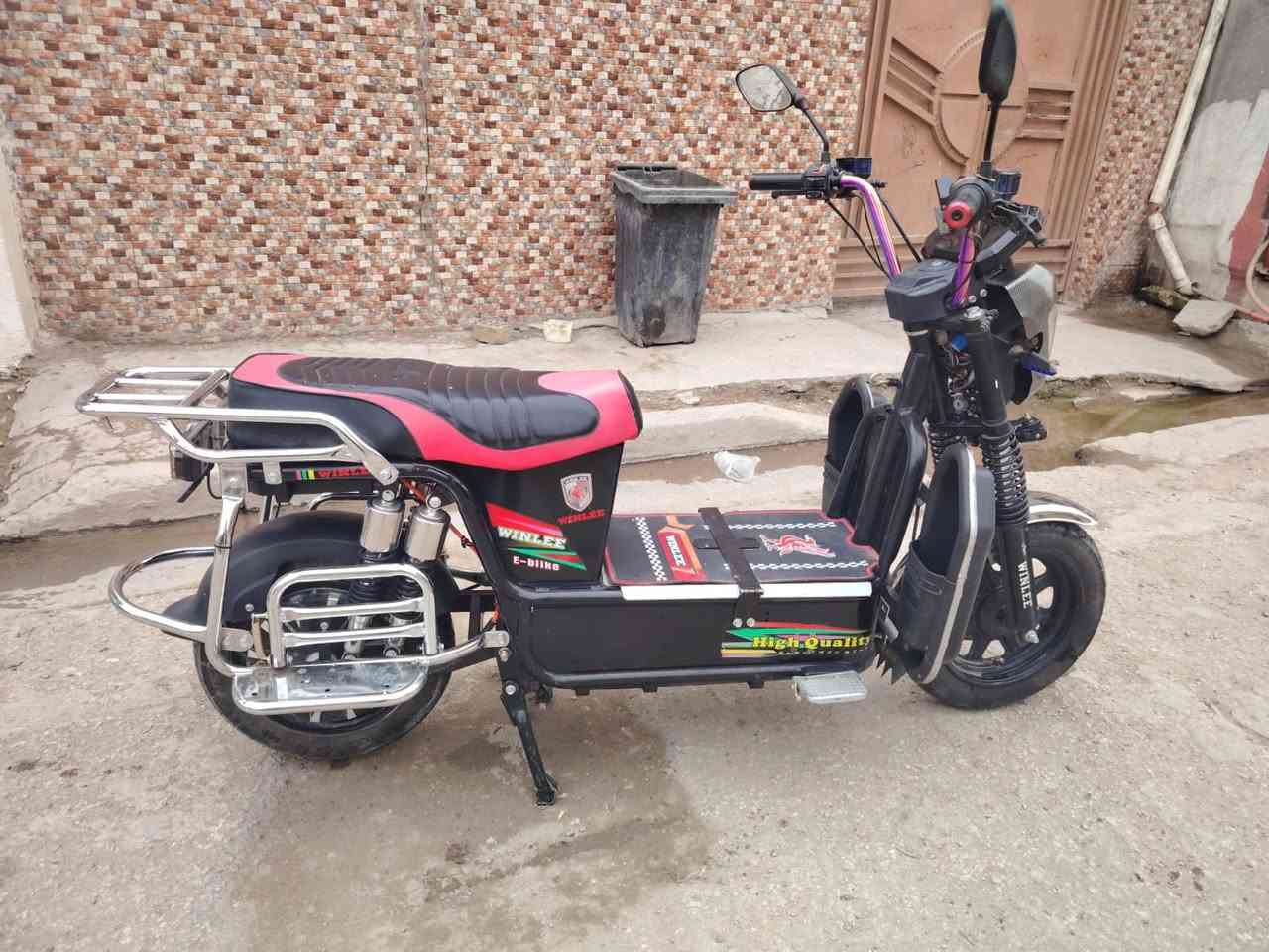 دراجة هارلي ملف 2000 
6 بطاريات نظيفة جدا 
السعر 500 
***********
