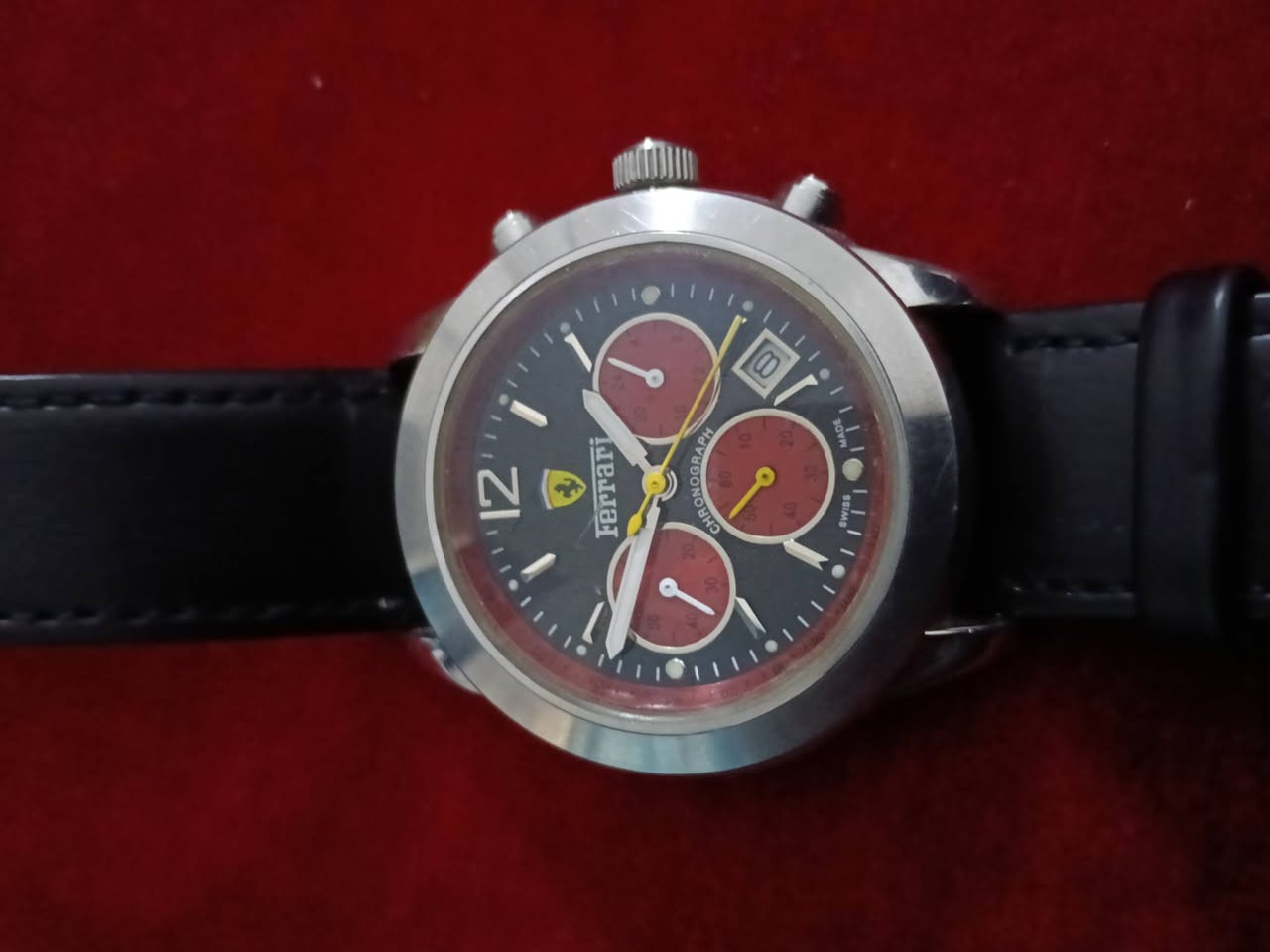 🏎️ للبيع: ساعة Girard-Perregaux إصدار فيراري الخاص (الكرونوغراف)
فرصة نادرة لعشاق الفخامة والتميز لامتلاك قطعة تجمع بين دقة الساعات السويسرية وروح السرعة الإيطالية.
المواصفات الفنية:
العلامة التجارية: Girard-Perregaux بالتعاون مع Ferrari.
الموديل: Chronograph (الرقم المرجعي: 4956).
الحركة: كوارتز  مع وظيفة الكرونوغراف.
الهيكل: ستانلس ستيل عالي الجودة بقطر حوالي 38-40 ملم.
المينا: تصميم رياضي أنيق باللون الأسود مع عدادات كرونوغراف باللون الأحمر وشعار فيراري عند الساعة 12.
الحزام: جلد أسود أنيق يعزز المظهر الكلاسيكي الرياضي.
المميزات: اصدار خاص ومحدود 150/137 
إصدار خاص يمثل التعاون المرموق بين صانع الساعات الفاخرة وأسطورة السيارات.
تصميم يجمع بين الأناقة والرياضية، مناسب للمناسبات الرسمية واليومية.
السعر خاص


**إذا كنت صاحب هذا الإعلان وتريد حذفه لأي سبب، رجاءا أرسل رسالة إلى الدعم الفني**