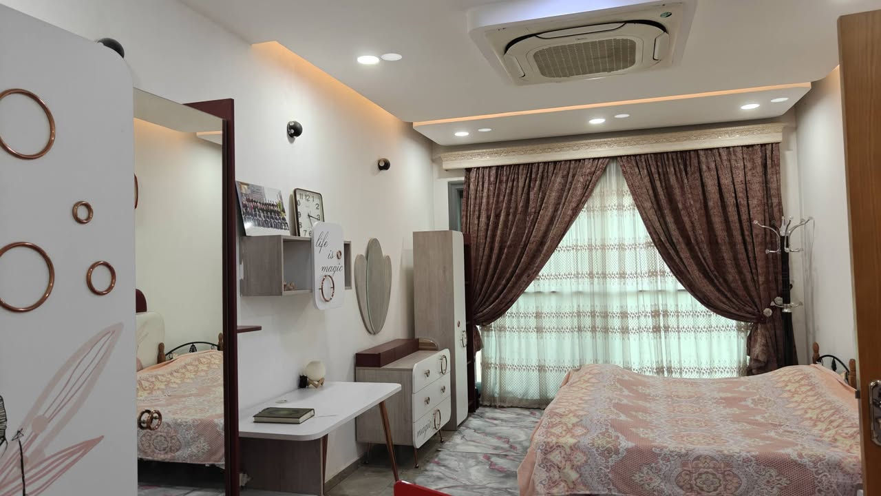 💠مجمع جوهرة المحيط
💠 للبيع المستعجل / مجمع جوهرة المحيط / الكاظمية 
💠شقة دوبلكس طابقين ركن عند مدخل بوابة المجمع
💠مساحة البناء (الطابق الارضي +الاول) = 353.05 متر مربع
💠تأسيس كامل للمطبخ في الطابق العلوي 
💠مطبخ تصميم ايطالي مؤثث كامل في الطابق الأرضي 
💠صالة واستقبال + 4 غرف نوم (2 غرف نظام سويت حمام كامل المحتويات) 
💠2 حمام رئيسيات ( جميع الحمامات كاملة التاسيس) بالطابق الارضي و الثاني
💠وجود مدخل للبيت من الطابق الارضي ومدخل مستقل خاص بالطابق الثاني
💠نظام تدفئة وتبريد مركزي + موقف سيارة + نظام حريق + زجاج مزدوج عازل للصوت  
💠المجمع يقع في بغداد / الكاظمية مدخل المحيط قرب بوابة بغداد ، خلف مرور الكاظمية بمحاذاة منطقة الطي
للاستفسار اكثر واتس اب :***********
