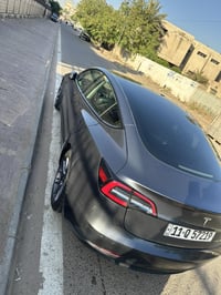 تسلا مودل ٣ دبل ماطور لونك رنج ماشيه ٤٦ كيلوو تمشي بالشحنه ٥٣٠ كيلو بط...