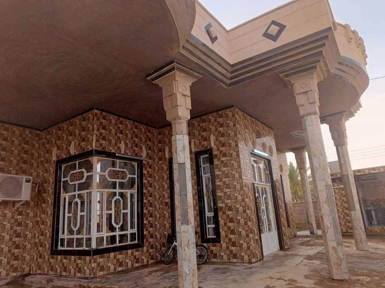 السلام عليكم
بيت للبيع المكان ناحية بروانة 

المساحة ٣٥٠ متر / طابو 

عددالغرف ٢ وهول وكيلدور وديوان وصاله ومطبخ حار وبارد وصحيات داخل وخارج 

الاستفسار المراسله عل خاص 

رقم واتساب ***********
