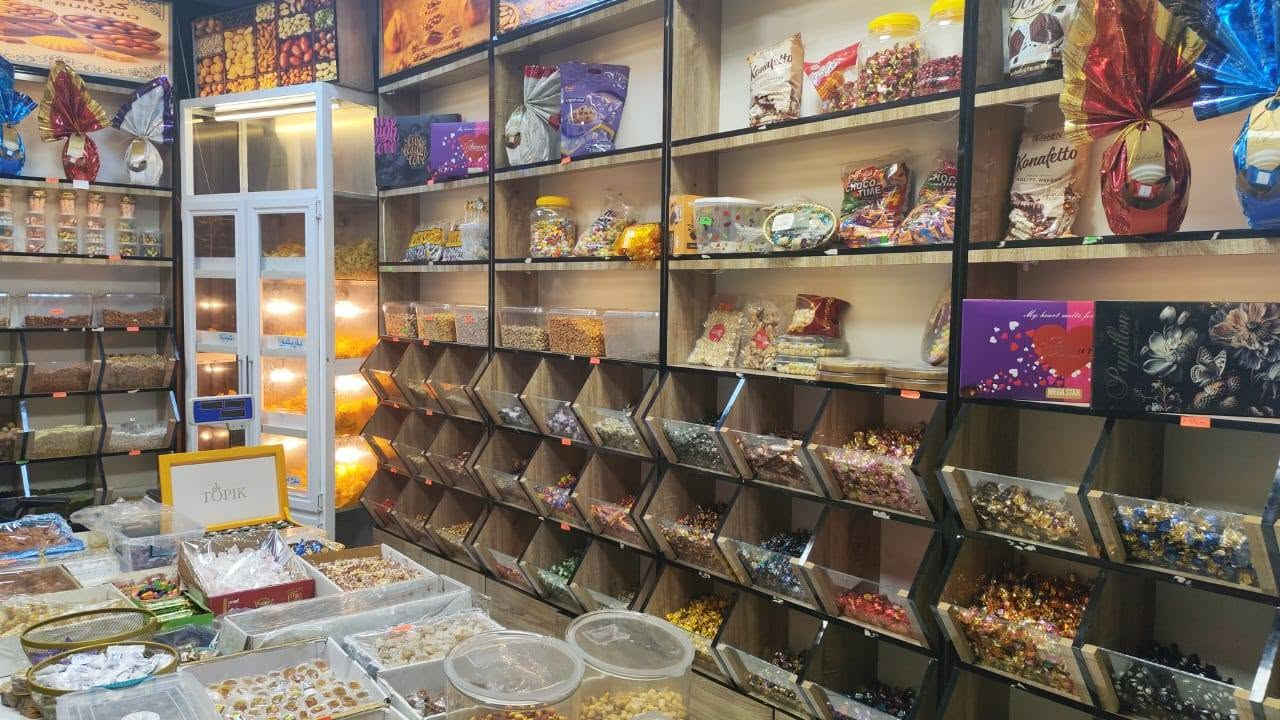 السلام عليكم ورحمة الله وبركاته
محل كرزات وحلويات كامل للبيع 🥜🥜 في منطقة حي القاهرة المحل كامل وجاهز يحتوي على ديكور وفاترينات كاملة
وعربانة حب وشامية وعارضات جبس الكرادة عدد ٢ وسبلت ٢ طن انفيرتر وشاشة بلازما ومنظومة كامرات وبراد ماء ويحتوي على كافة انواع الحلويات والمكسرات والكرزات
بسعر مناسب للاستفسار ***********
