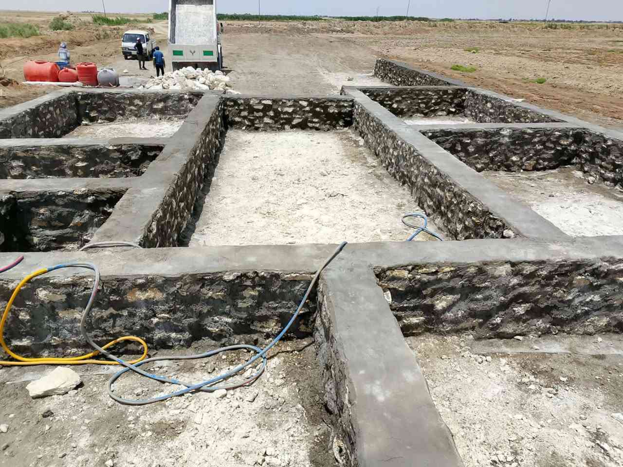 شغل حجر الأساس حسب الطلب تكحيل جهتين نشتغل مقاولة ويومية وعلى المتر البناء أبو حمزة ال مري رقم الهاتف ***********
