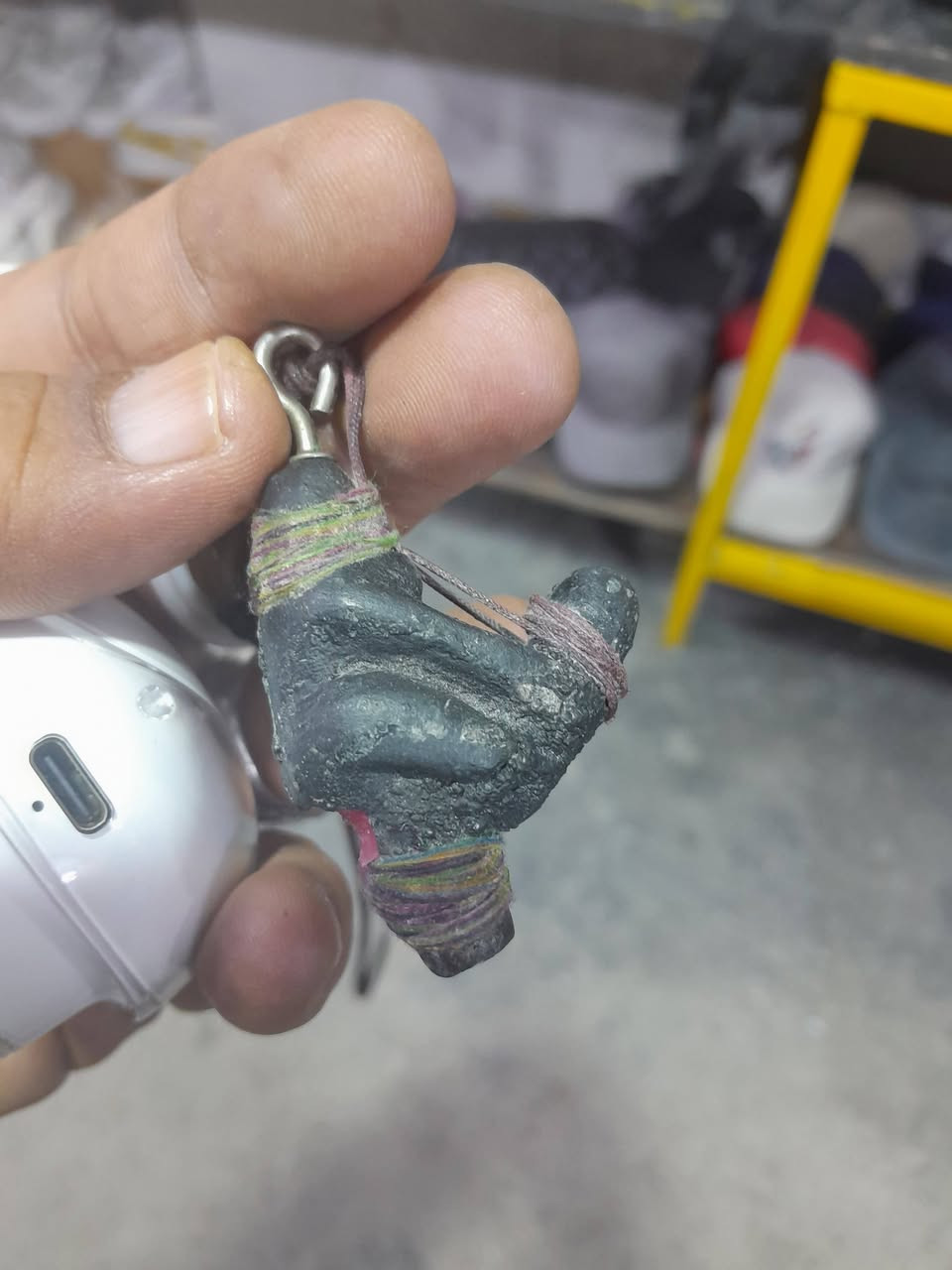 افلون ٢٠٠١للبيع وارد امريكي ضربتها الجاملغ الخلفي وضربه زغيره باب السايق تبريد شغال سياره ترايها بصره مصبوغه حزام السعر ٧٢ بسمي *********** بغدادالرقم ومكاني بغداد
