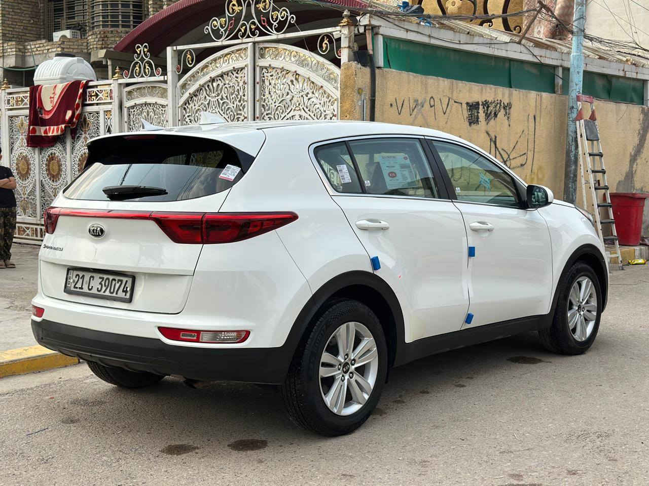 #بيع #مستعجل كيا سبورتج وارد امريكي موديل 2017 لون ابيض حادث السياره بنيد وربع من الجاملغ بدون دواخل شرط السونار شواصي ولغود مكفولات كير ومحرك 2400 رقم شمالي الدولي الجديد ب اسمي تريد تحويل وكاله ثاني يوم هزه وفحص جديده سنويه جديده  يعني سياره ما عوزها مصرف ربع دينار جاهزه تخم تايرات جديد صدر جديد سياره مال بيت ع ايدي وما بيها نقص جاهزه داخل لونين بيجي ورصاصي شاشه كبيره وكامره فول تحكم ستيرن  فورويل سبايدرات بلاديه جهتين كروز مثبت السرعه مانع الانزلاق قطعتين تبريد مركزي منفصل نضام صعود ونزول منحدرات مود درايف ثلاثه انضمه قياده سبورت وسمارت وايكو اقتصاد البانزين وبعد بيها مواصفات اكثر / مكان السيارة بغداد البلديات للاستفسار الاتصال على الرقم ***********#السعر144وبيهه مجال  بسيط
