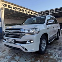 لاندكروز 2016  V8 4600  عداد المسافه 117  بصمه جلد سلايت شاشه سقف شاحن...