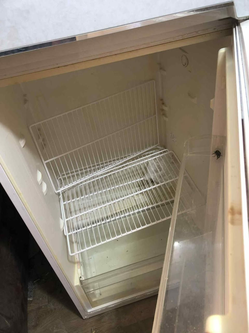 ثلاجة للبيع سعر٢٠٠ وبيها مجال  خاص مفتوح ورقم هاتف***********
