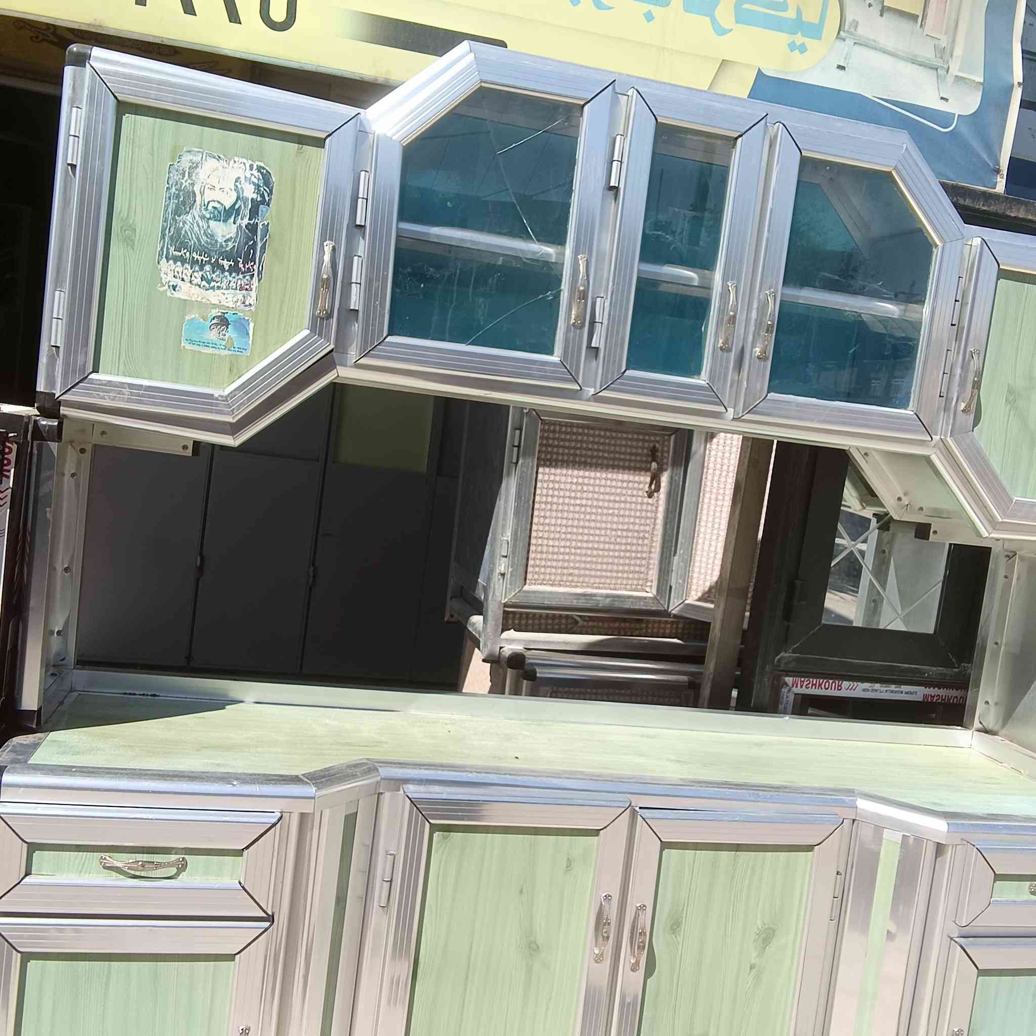 الاحمر متر ونص سنك ومتر ونص ملحق للبيع بسعر مناسب والاخظر مترين ملحق ومترين كاونتر للاستفسار الاتصال على الرقم ***********
