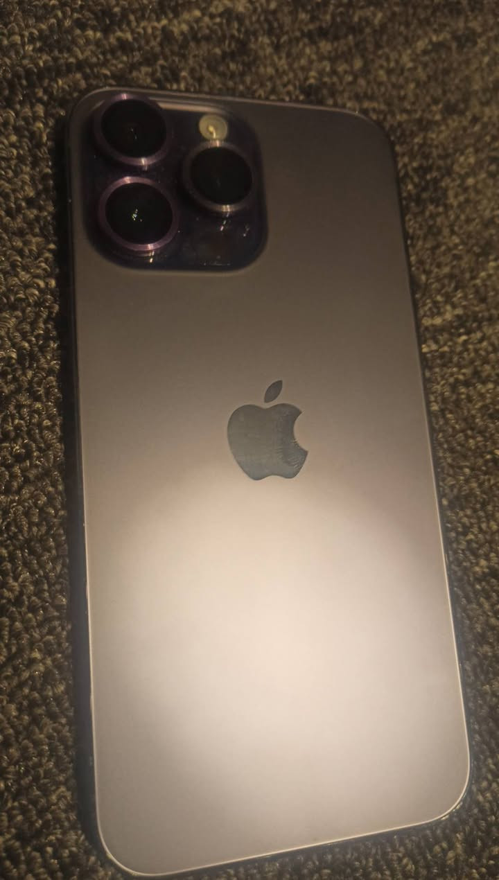 السلام عليكم ايفون لبيع فقط 14برو ماكس بطاريه 81مامفتوح ذاكرة 256 سعر 800بي مجال لتواص *********** مكاني حي البكر قرب جامع البديع
