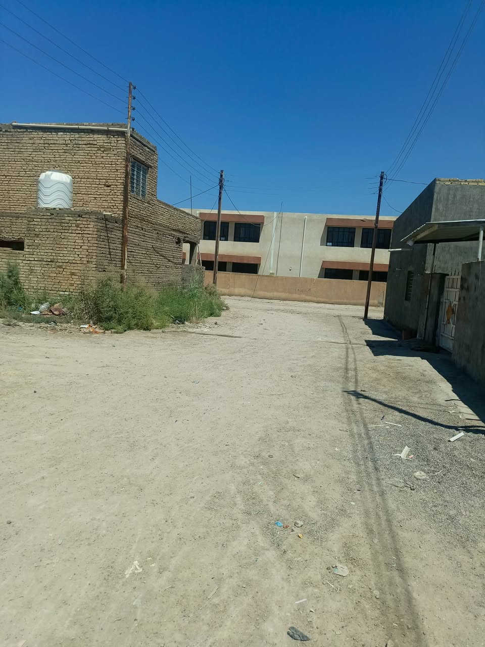 السلام عليكم بيت ٢٠٠ متر مكانه مرتب قريب ع شارع الضباط ومدرسه سدره المنتهى البيت كامل مكمل جديد 
شغل درجه اوله طابوج جمهوري رمل احمر طابق واحد غرفتين صاله مطبخ وهول دخلي وحديقه وكراج شارع 10
اي ستفسار 
‏‪***********‬‏
***********
