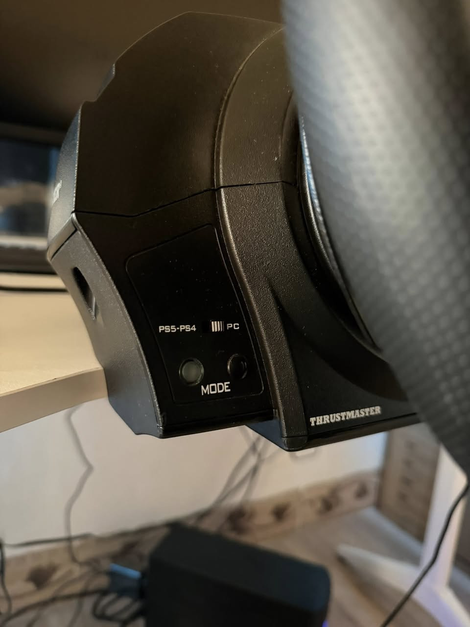 السلام عليكم للبيع thrustmaster t300RS GT edition بي نقص بس قاعدة التثبيت على الميز جديد كلش استعمال شهر السعر 400الف وبي مجال الي يحب يتواصل وياي ***********
