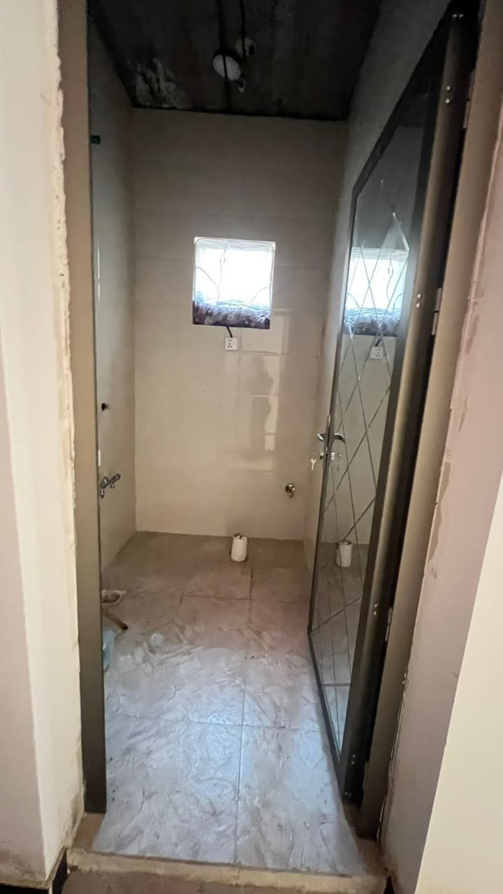بيت نضيف للبيع
طابقين ونص الطابق الارضي بي استقبال وهول ومطبخ وغرفة نوم وصحيات
والطابق الاول بي تلث غرف نوم وصحيات 
والطابق الثاني منور وسطحين 
منطقة  الشالجيه مضرب الدبات رايدي ب٣٠٠ وبي مجال 
رقم الهاتف ٠٧٨٤ ٣٥٥ ٢٧٤٢
