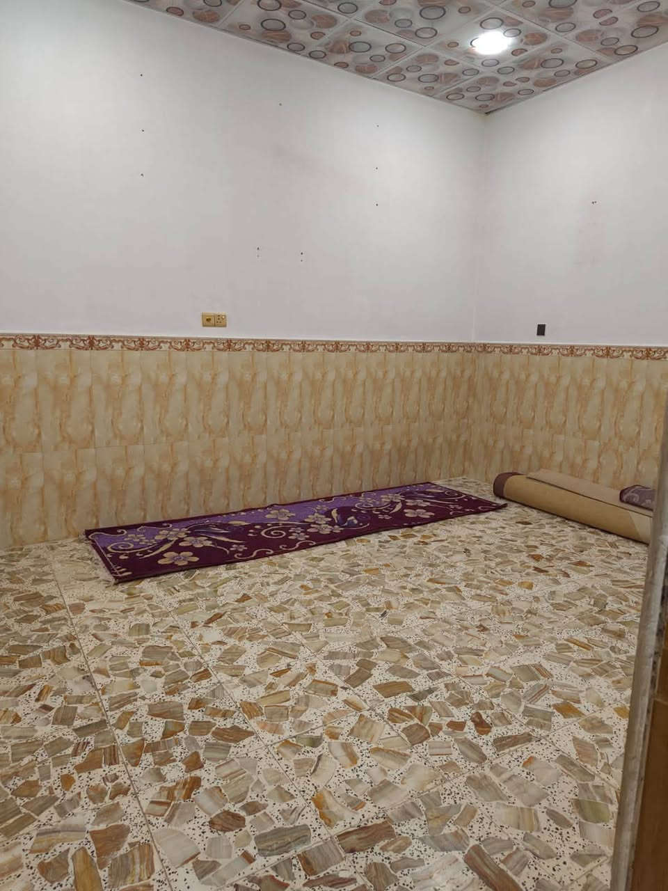 للبيع بيت ٥٠ متر طابو صرف

حي ميسان قطاع ٢٣ 

طابقين 

الطابق الاول / غرفة وصحيات وصالة مشتركة مع المطبخ ومنور 

والطابق الثاني / غرفة وصالة وصحيات والبيتونة كبيرة مخزن وسطح وتشاريف

السعر 75 مع المجال

للاستفسار *********** مكتب القلعة للعقارات
