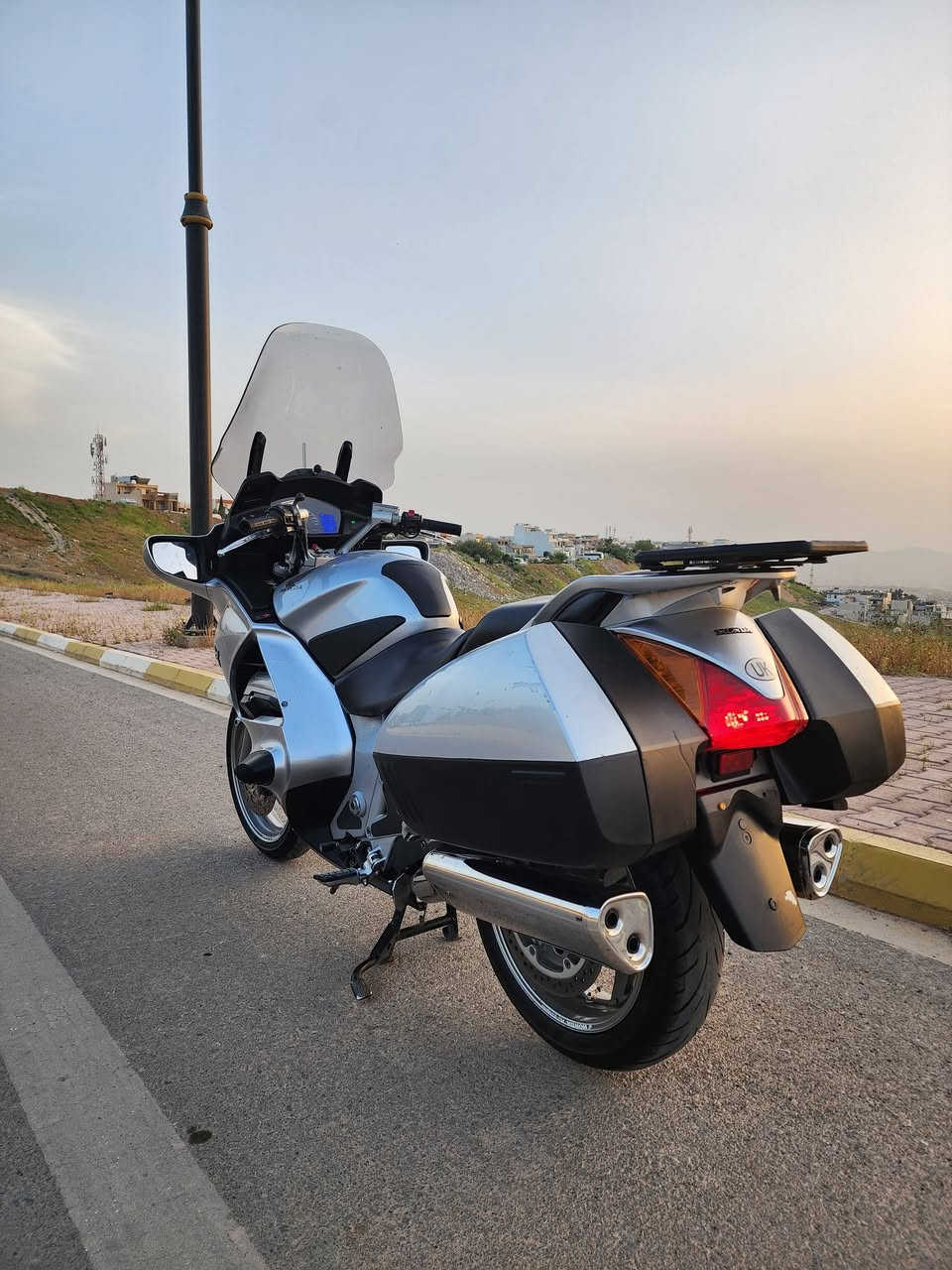 honda ST1300 ABS 2006
موديل 2006، سبورت تورينج (فول مواصفات)
​المحرك: 1300 سي سي (قوة وعزم ممتاز)
​المواصفات:
​نظام كوابح ABS
​جام (نوافذ) كهرباء
​تدفئة مقود (دسك هيتر) بلادي
​شافت (غاردن)
​لايت (إضاءة) كهرباء متحرك
​العدة والجاكيت الأصلي من الشركة (هێلەک و تاقم ئیسپانە)
​دبلات خلفية هيدروليك
​إطارات بلادية يابانية نوع (بريدجستون)
​ملاحظة: الدراجة سياحية ورياضية في نفس الوقت، وتمتلك قوة وعزم فوق الممتاز.
​حالة الدراجة: مسرفسة بالكامل وجاهزة (تم تبديل دهن المحرك، دهن الإكسل، دهن البريك، الأنتيفريز "ماء الراديتر"، وفحمات البريك)، كل المواد المستخدمة أصلية والدراجة بدون أي مصاريف.
​الوضعية القانونية: بدون رقم (منفيس).
​الموقع: السليمانية.
​السعر: 43 ورقة (4300 دولار)
رقم تلفون/***********
