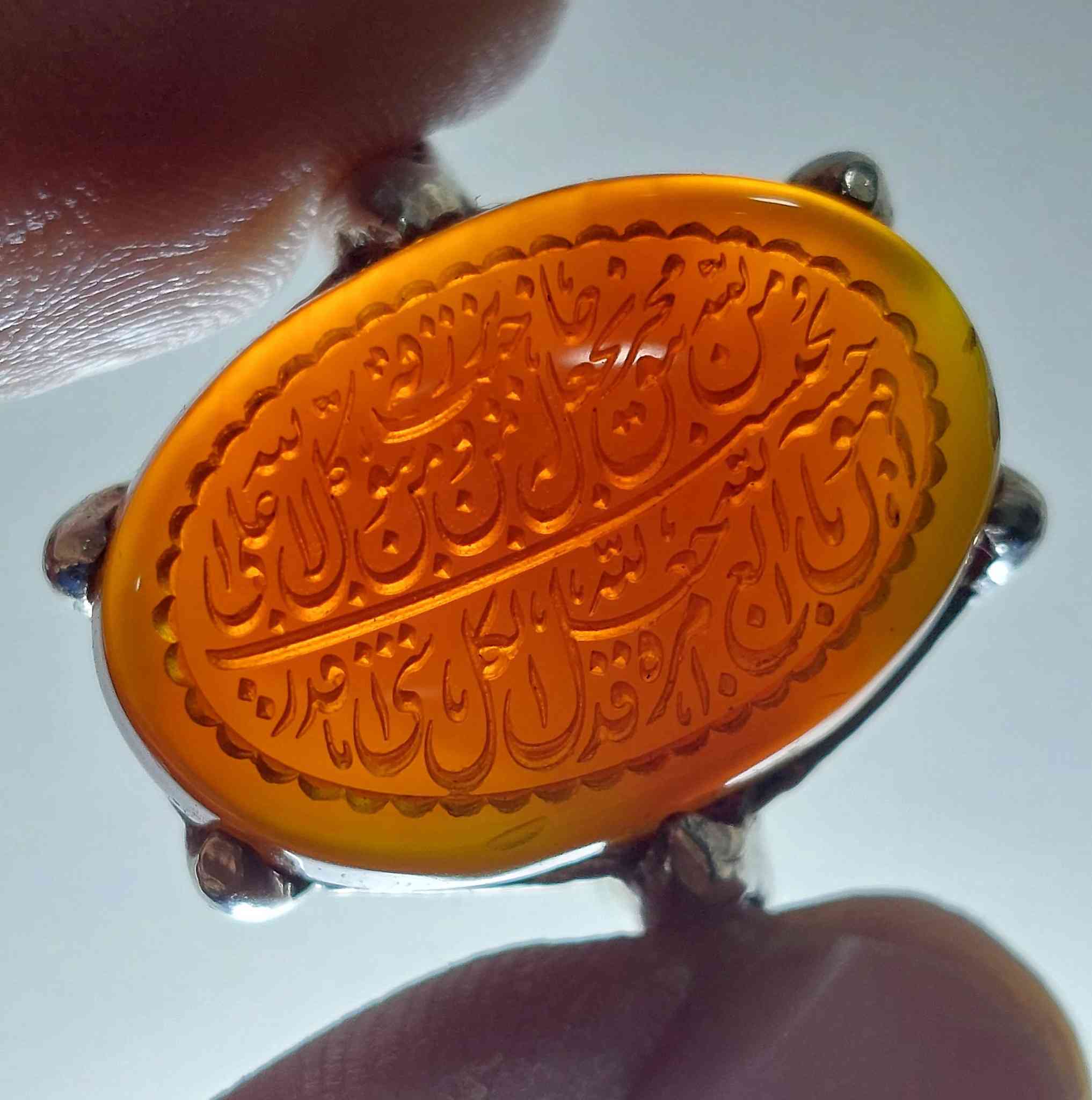 خاتم عقيق زعفراني منقوش ومن يتق الله يجعل له مخرجا.... صياغة يدوية بغداد ***********
