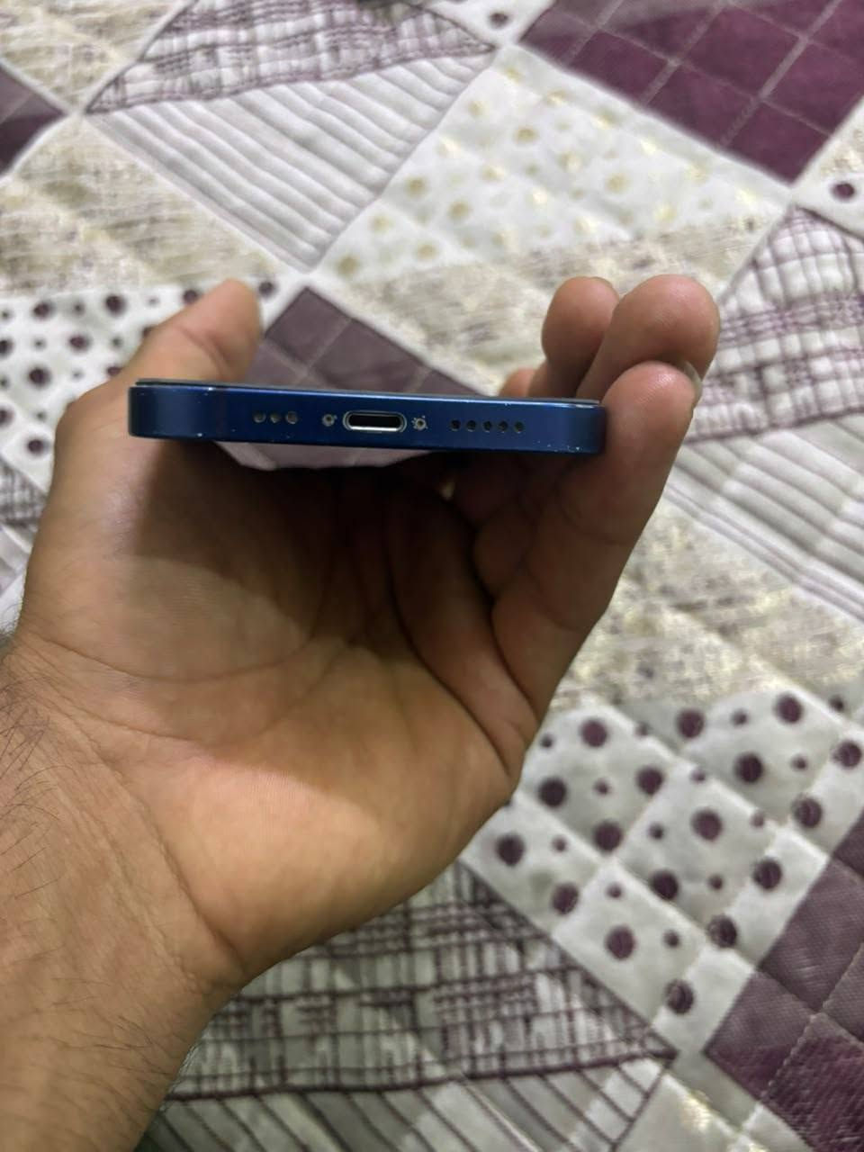 السلام عليكم 
مرخصت الادمن 
شباب ايفون 12 عادي ذاكره 64 نضيف كلش مال بيت محافضين  عليه مبدل بس بطاريه اصليه مال وكاله تقره 100 الكارتونه موجوده
سعره 300 وبيه مجال حك الجيه مكاني بغداد شهداء العبيدي وهذه رقمي *********** ما عندي ماسنجر وما يرهم مراوس
