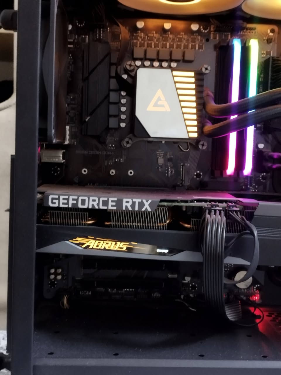 للبيع pc 
CPU  Intel Core i5-12400
GPU  RTX AORUS 3060 12G 3FANS
M.B   B650 Gigabyte D4
RAM  16 3200H VENGEANCE RGB
SSD  1TB SAMSUNG 
ALO  240MM ANTEC
مع الكيس يحتوي على /
كيبورد Redragon 
ماوس اترك شارك x11
مايك من شركة maono
جميع قطع الكمبيوتر ماركة معروفة ،
التواصل على *********** واتس اب  او  مانزنجر فقط
