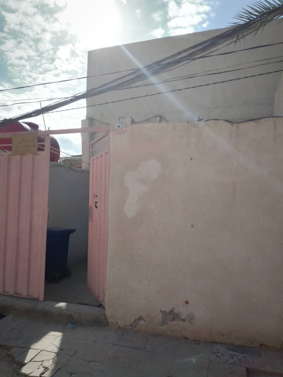 للبيع السعر 57 مليون مراجعة مكتب الثقة  النجف الاشرف /حي الرحمة /شارع 20 ركن شارع الحسن العسكري (ع) هاتف *********** ابو حيدر
