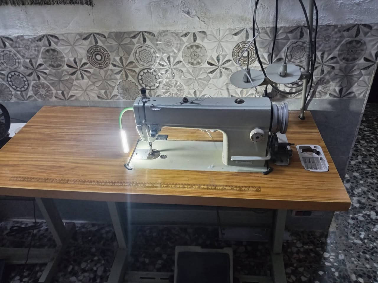 السلام عليكم مكينه خياطه صناعيه اخو جديد مستعمل قليل نضيفه مكفوله على الفحص ماطور نحاس 100/100 سعر ٣٠٠ الف وبيه مجال    عنواني بغداد الحسينية *********** متواجد واتساب
