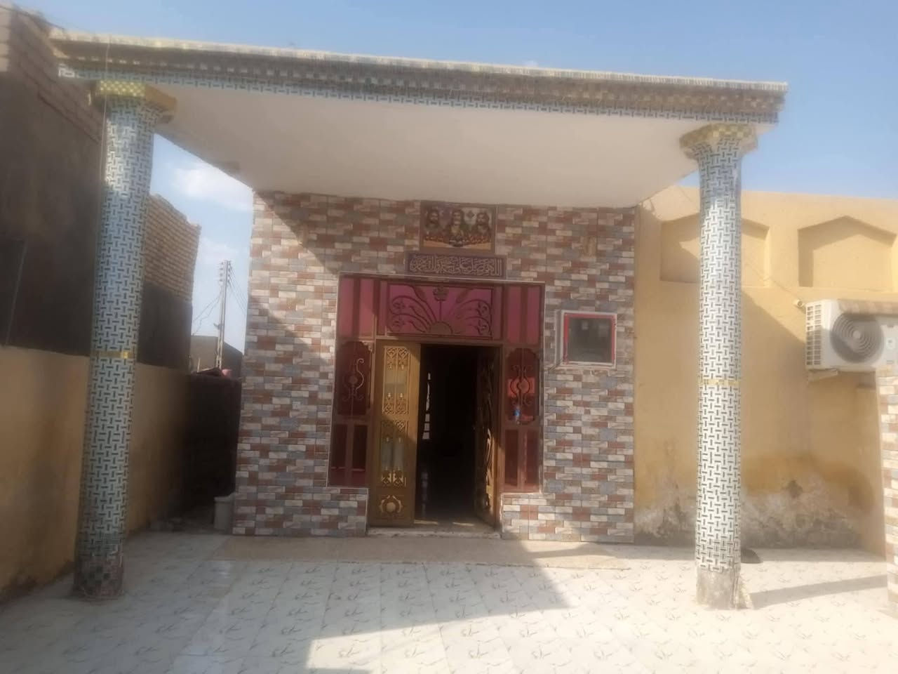 #بيت____للبيع_جاهز
المساحة ألف متر مربع )
يتكون من غرفتين وبراني وصاله ومطبخ 
وصحيات داخلية وخارجية 
السعر ٧٠ وبي مجال 
المكان #حي__الملايين  قرب بيت أبو حامد طالب الزيادي 
قريب على المدرسة 
الاستفسار الاتصال على الرقم 
***********
آجور النشر على البايع 👈 والشاري
