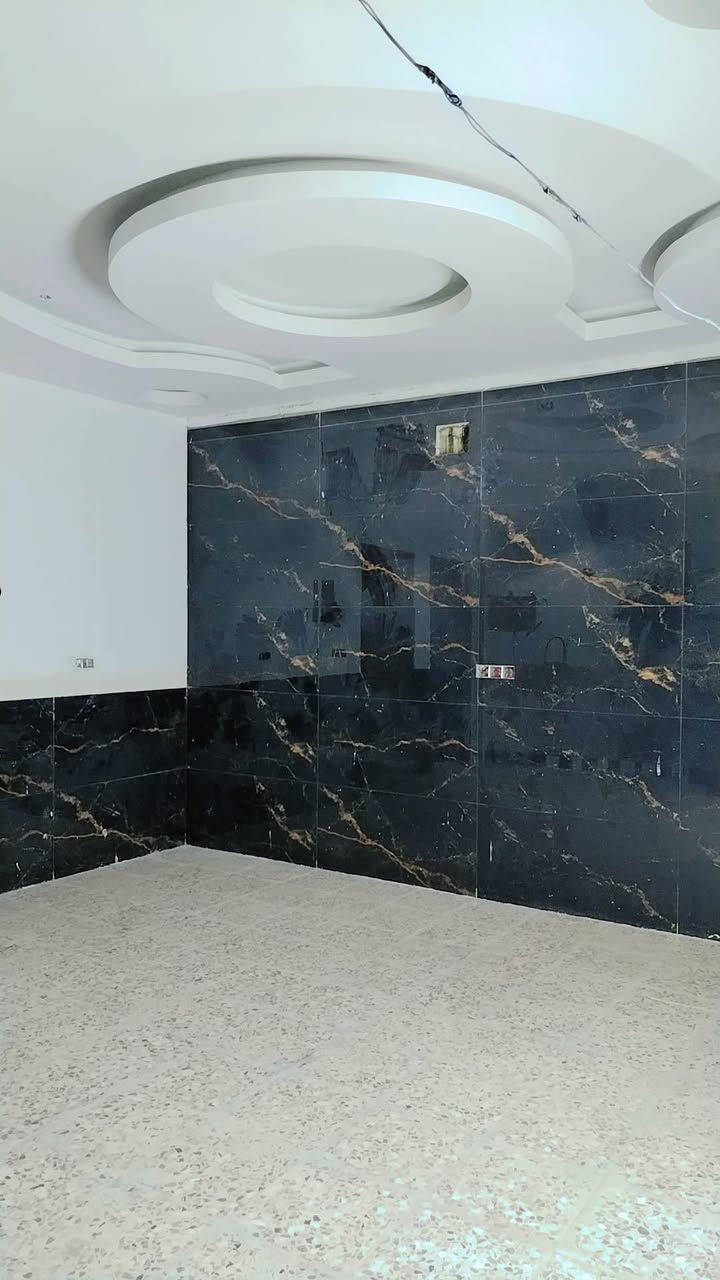 بيت للبيع في منطقه الخمسه كيلو في السايدين المؤديه الى بوابه مجمع عمر الراوي وقرب انشائيه النور مساحه البيت 150 متر طابقين كامل من كلشي نقصه بس الواجهيه وابواب الداخليه والباب الرئيسي للبيت تفاصيل البيت  الطابق الاول ديوانيه ومطبخ وصحيات داخليه وصاله وغرفه نوم والطابق الثاني غرفتين نوم وصاله وصحيات بخصوص السعر والتفاصيل الاخرى يرجى الاتصال عل الرقم
***********
او مراسله الصفحه
