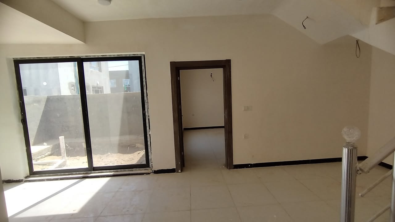 السلام عليكم..
بيت طابقين 200 متر..طابو صرف..ثلاث غرف نوم..حديقتين اماميه وخلفيه..استقبال كبير وصاله كبيره..نظام كامرات..صحيات دفن...الصاله مفتوحه على الحديقه الخلفيه بباب سلايت...

العنوان.. كربلاء..طويريج...مجمع الزهراء السكني..قرب سيطرة أم الهوى...
يباع بمقدمة 75 مليون..والباقي اقساط شهريه على مبادرة المصرف العقاري..القسط الشهري 548 ألف..
مستمر التسديد للمصرف صار أكثر من سنة...

تفاصيل أكثر على خاص أو على الرقم ***********
