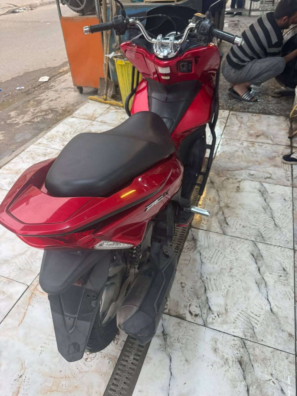 السلام عليكم pcxجيل ثاني .جديدة بمعنى الكلمة . ماشية 20 الف  دراجة حلوة ونضيفه لا تنقيص لا تبخير شلعه معدل .حساس حرف A. حساس ازدحام شغال .حساس الستان شغال . المكان بغداد بسمايه .الله شاهد دراجة حلوة دهن موتل بانزين محسن..***********
