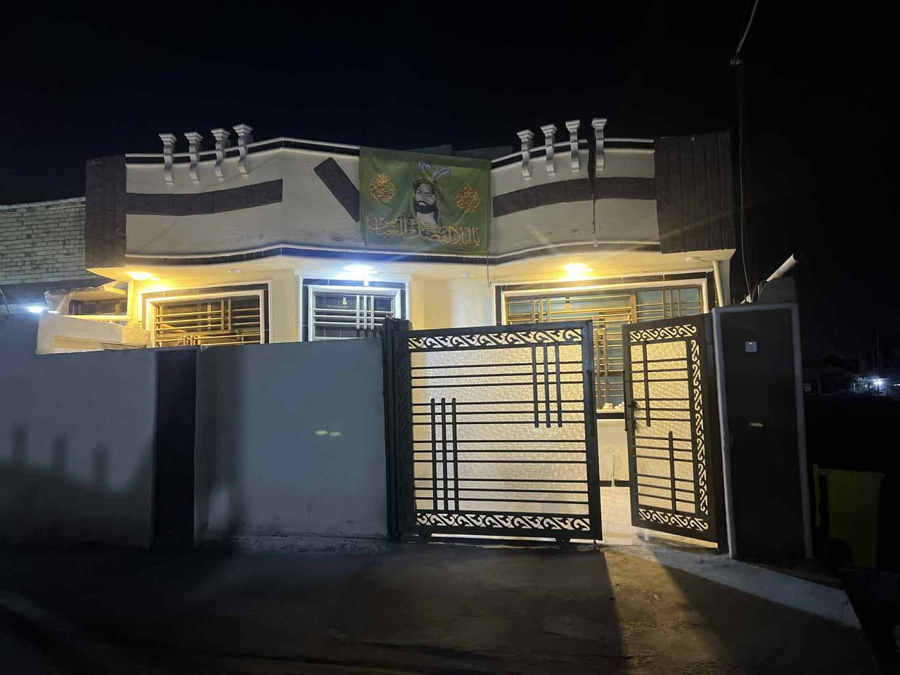 دار للبيع مساحه 190 متر سند 25 بناء 2024 طابق واحد
يحتوي على كراج وحديقه وصحيات خارجيه ومجمع صحيات داخليه ومطبخ وكلدور واستقبال وغرف عدد 2 وبيتونه ومطبخ حار خارجي البيت كامل مكمل مسكون فيه سنه 
*********** رقم صاحب الدار العنوان محاويل حي العسكري
