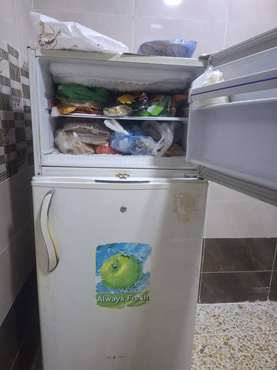 ثلاجة كونكورد فرنسي تجميع لبنان اول باب 
ماشاءالله على وضعها سعرها قفل ١٠٠ 
الاتصال ***********
