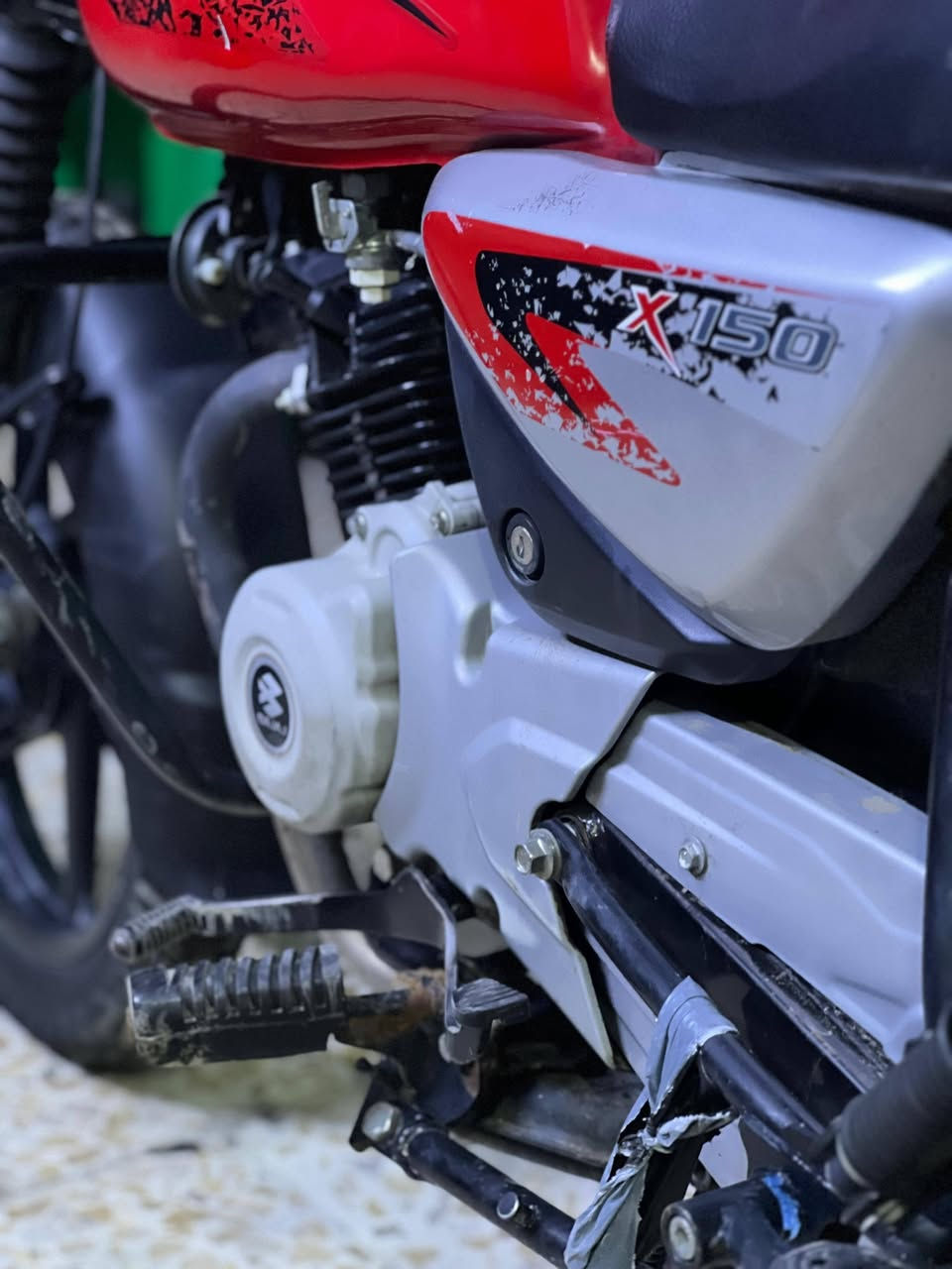 السلام عليكم بوكسر موديل ٢٠٢٣ رقم وسنويه دراجه نضيفه تجفيت شركه جديد السعر مليونين وميه وبيها مجال الرقم ***********
